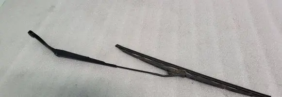 Peugeot 307 Front wiper blade arm 9634371280