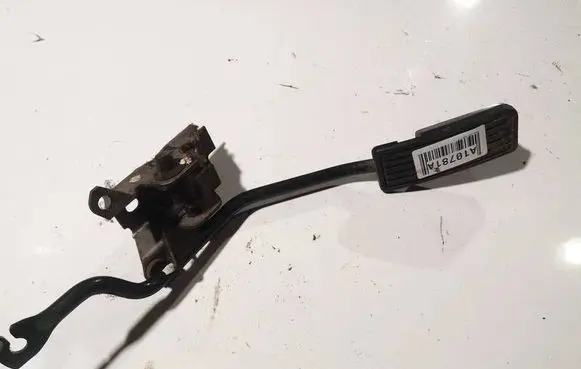 Accelerator throttle pedal