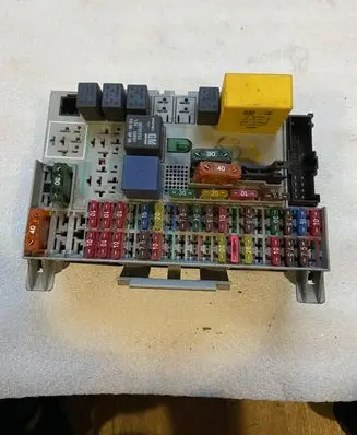 Opel Zafira A Fuse box set 90589965