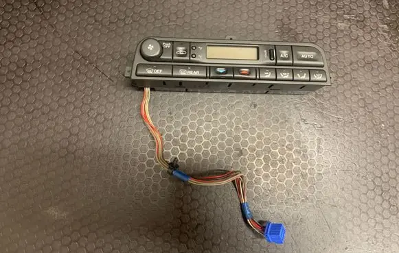 Jaguar XJ X300 Climate control unit LNA7690BA 1464303911