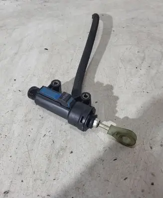 BMW X3 E83 Clutch master cylinder 69058989