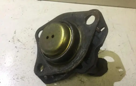 Mitsubishi Galant Engine mount bracket 7700832257b