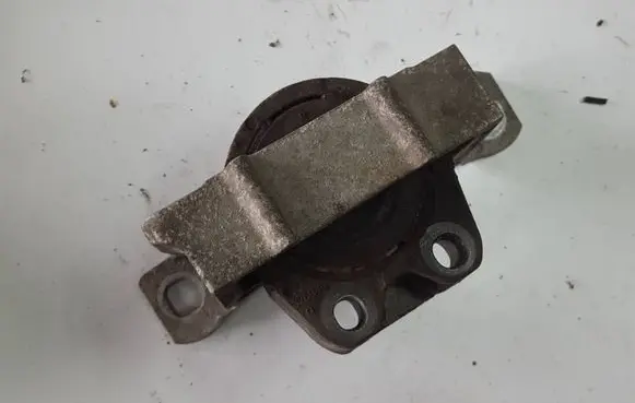 Engine mount vacuum valve