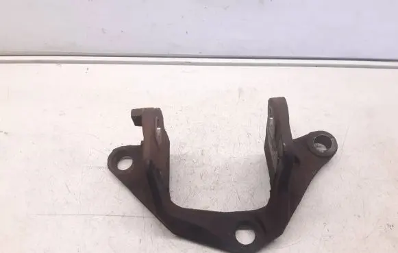 Mazda 6 Engine mounting bracket