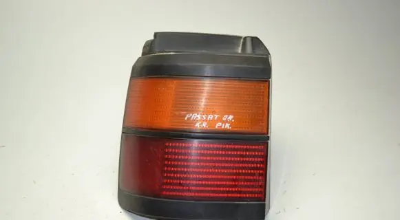 Volkswagen PASSAT B3 Rear/tail lights 333945111