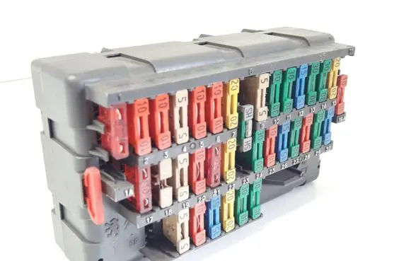 Peugeot 406 Fuse module 94592881