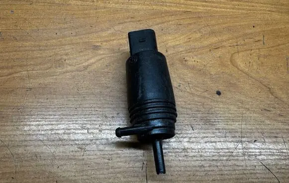 BMW 5 E60 E61 Windscreen/windshield washer pump 8377612