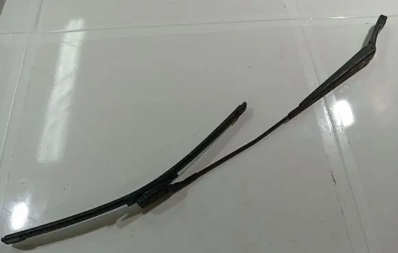 Volkswagen PASSAT B6 Front wiper blade arm 3C1955410B