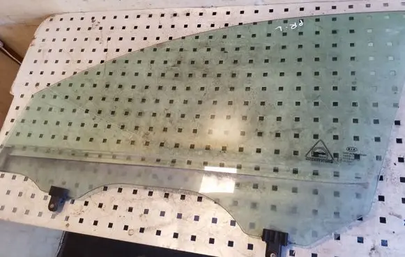 KIA Sportage Front door window glass four-door
