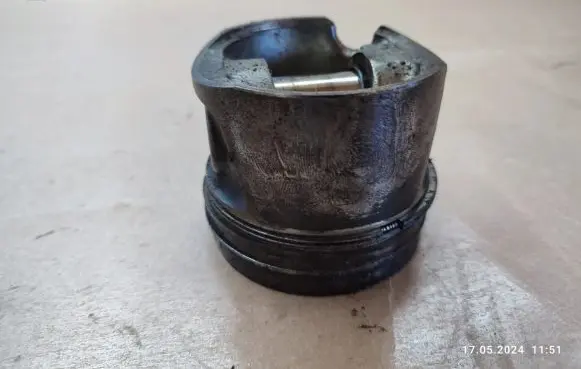 Volkswagen PASSAT B6 Piston 
