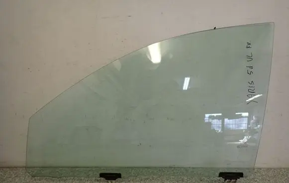Toyota Yaris Sliding door window/glass 