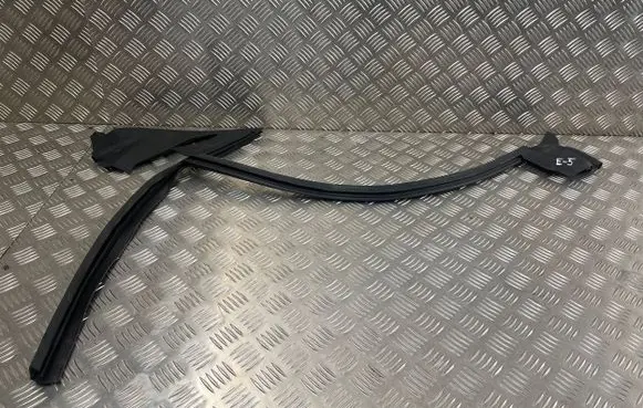 Audi Q8 Rubber seal front door window/glass 4M8837480G