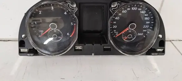 Volkswagen PASSAT B7 Speedometer (instrument cluster) 3AA920870J