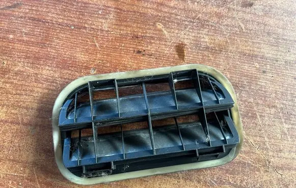 Quarter panel pressure vent
