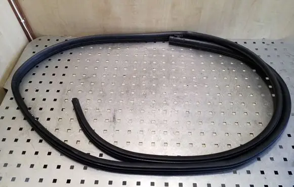 Nissan Qashqai+2 Rear door rubber seal (on body) 