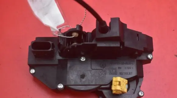 Chevrolet HHR Front door lock 