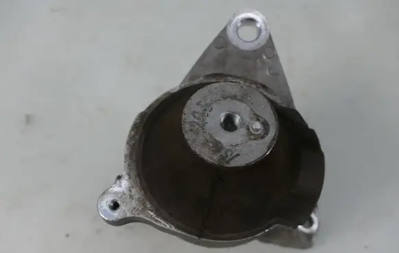 Honda CR-V Engine mount vacuum valve 