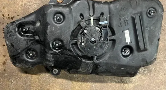 Mercedes-Benz GLE (W166 - C292) AdBlue liquid reservoir A1664704401 A0994710475