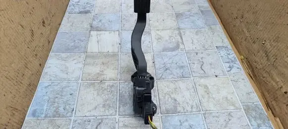Peugeot 207 CC Accelerator throttle pedal 968075688002 6PV00908300