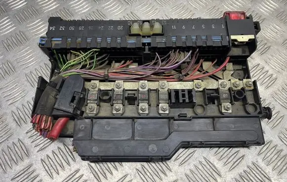 BMW 5 E60 E61 Fuse module 18500000000 90107081 MR20010907