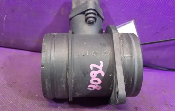 Volkswagen Golf V Mass air flow meter 038906461B