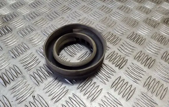 Ford Kuga I Rear coil spring rubber mount 