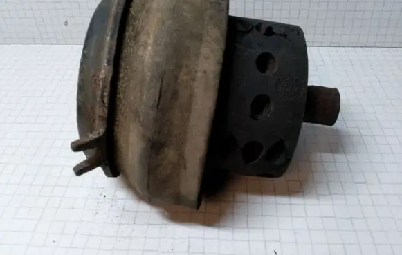 Volkswagen PASSAT B5.5 Engine mount bracket 02510B43