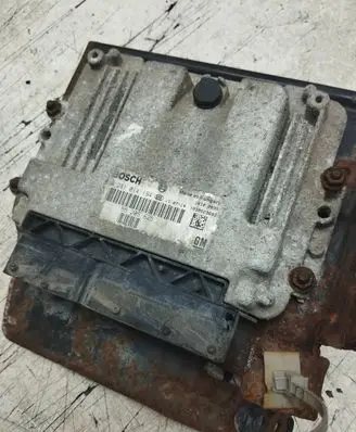 Opel Zafira B Engine control unit/module 55205625 1039S23693 0281014194