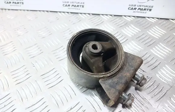 Suzuki SX4 Engine mount bracket