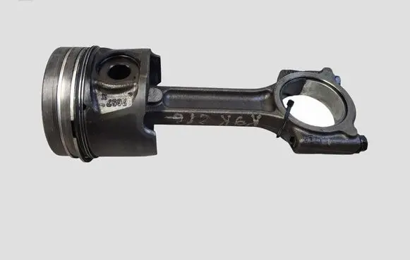 Nissan Qashqai Piston with connecting rod
