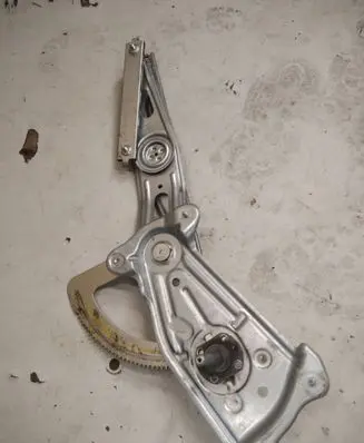 Rear door manual window regulator