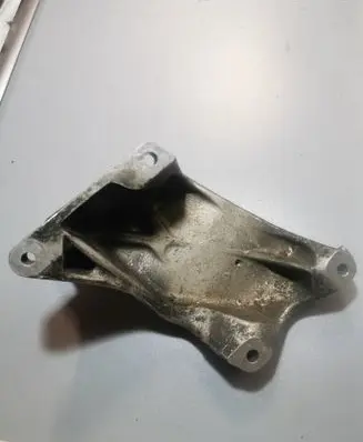 Engine mounting bracket
