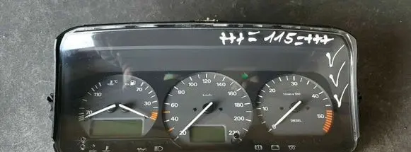 Volkswagen PASSAT B4 Speedometer (instrument cluster) 3A0919033R