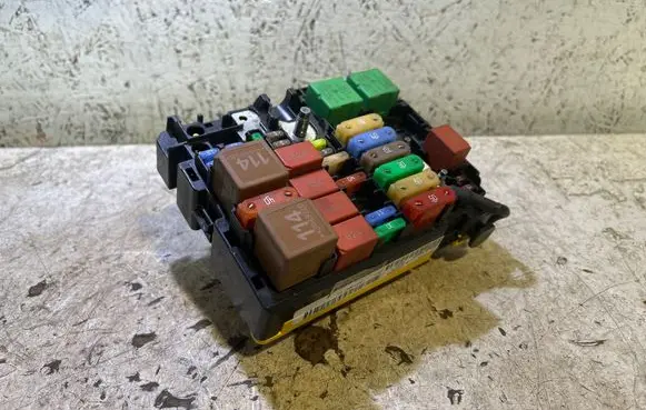 Peugeot 208 Fuse module 9804848480