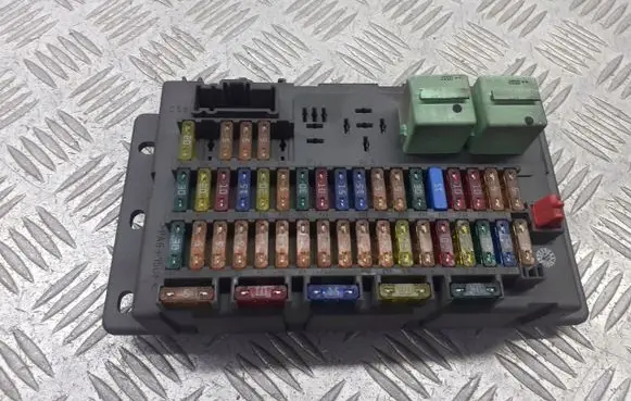 Mini One - Cooper R50 - 53 Fuse box cover 518030507