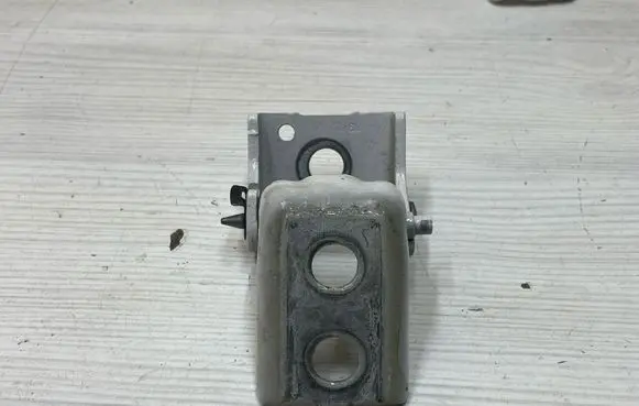 Peugeot 2008 II Front door lower hinge 