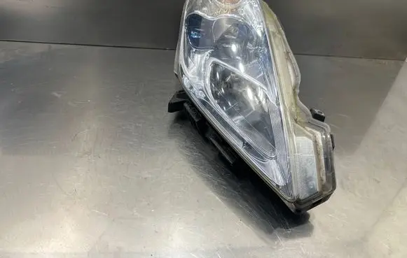 Nissan Leaf I (ZE0) Headlight/headlamp I090034