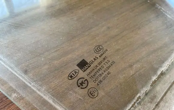 KIA Sorento Front door window glass four-door