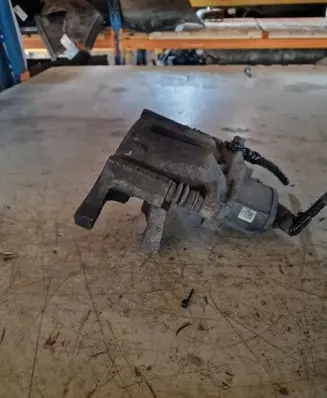 Volkswagen PASSAT B7 Rear brake caliper