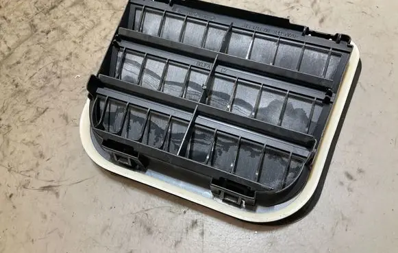 Quarter panel pressure vent