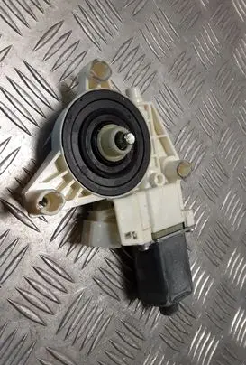 Mercedes-Benz E W212 Front door window regulator motor A2129066802