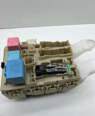 Toyota Auris 150 Fuse module 8273002J50A 279201H16