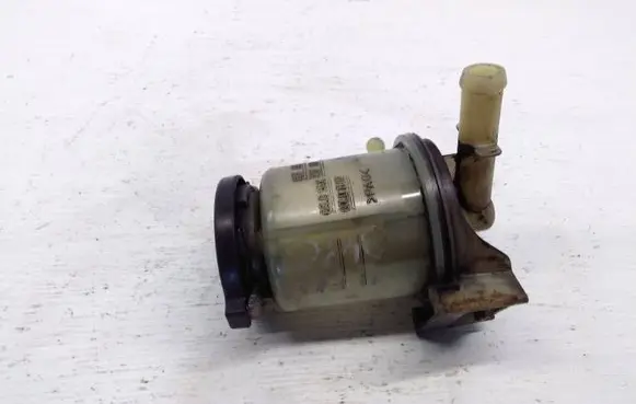 Toyota Avensis T250 Power steering fluid tank/reservoir