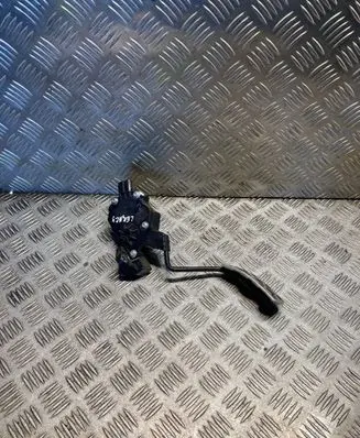 Accelerator throttle pedal