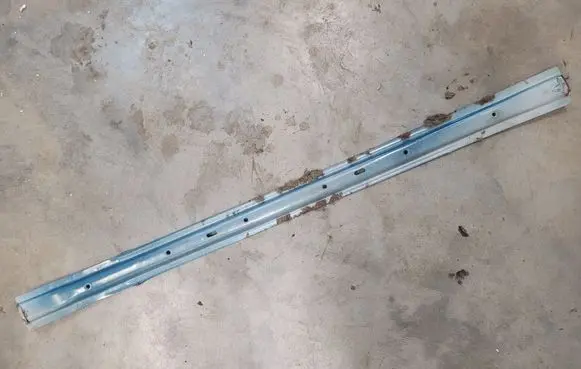 Volkswagen Jetta I Roof bar rail cover 171456677888