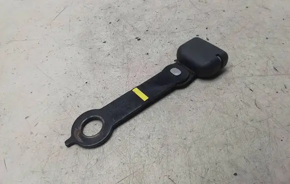 Middle seatbelt buckle (rear)