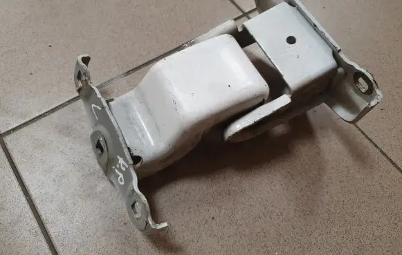 Opel Vivaro Loading door upper hinge 