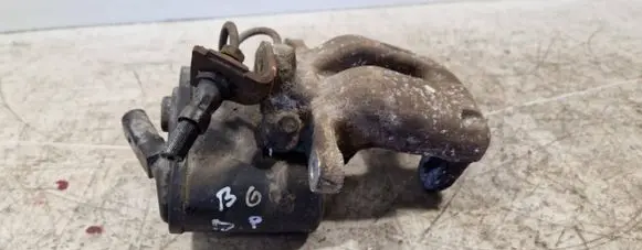 Volkswagen PASSAT B6 Rear brake caliper 32332267