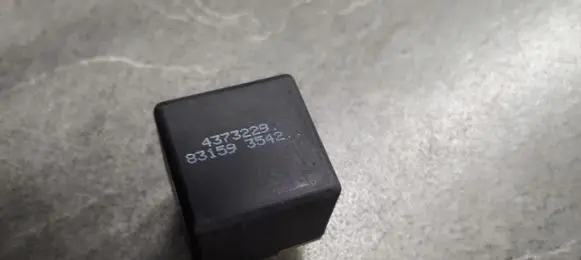 Chrysler Grand Voyager II Fuel pump relay 4373229