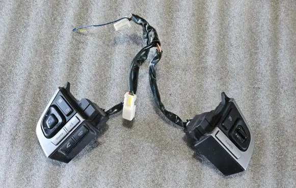 Subaru Legacy Steering wheel buttons/switches 83154AL100